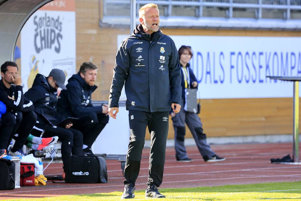 Jervs trener Arne Sandstø var som vanlig engasjert på sidelinjen.
Foto: Tor Erik Schrøder / NTB