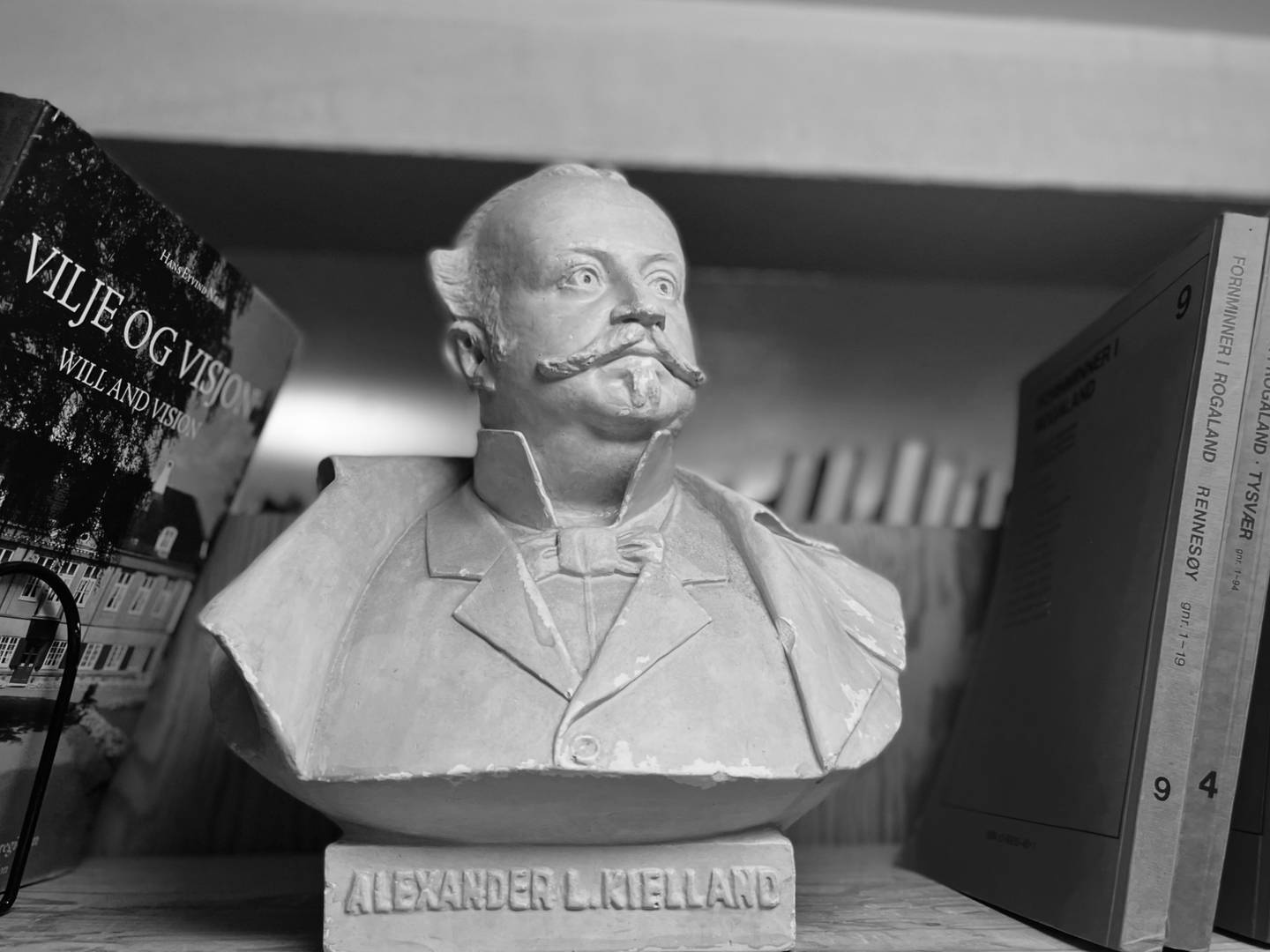 Statuen av Kielland skal nok auksjoneres ut, forteller Kjell Gilje.
