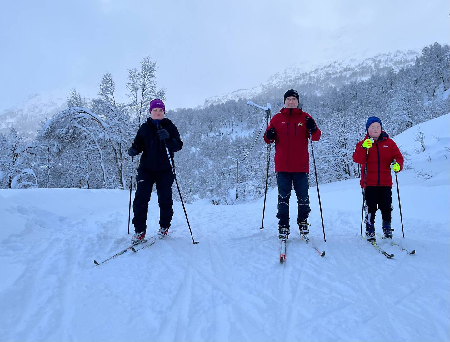 Inger Nes Rasmussen, Kjetil Rasmussen og sønnen Gustav synes det er herlig å gå på ski i Slettedalen i romjulen.
