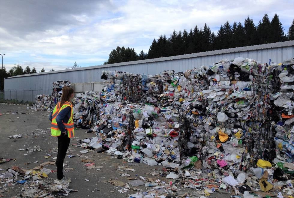 Handelens Miljøfond mener, basert på en fersk rapport, at Norge må bygge opptil 18 nye anlegg for sortering og gjenvinning av halvparten av plastavfallet vi selv produserer.