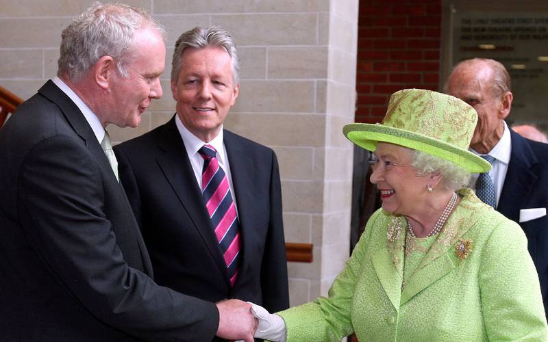 Martin McGuinness' håndtrykk med dronning Elizabeth II i 2012 – en historisk handling.