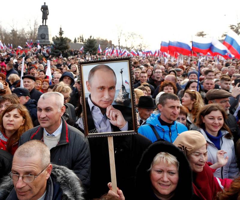 Krim: Putin har drevet valgkamp på den okkuperte Krim-halvøya. Her møter han sine egne i byen Sevastopol på Krim på fire års dagen for den russiske annekteringen. FOTO: NTB SCANPIX