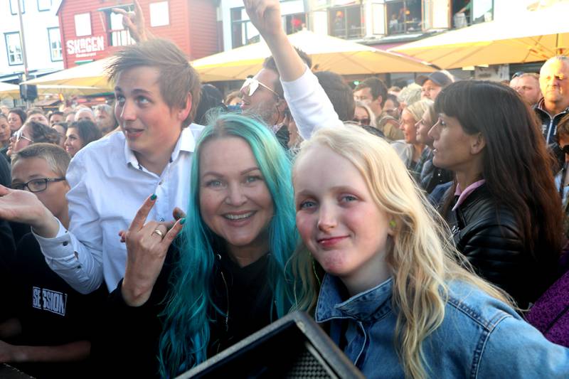 Rocke-mamma Nina Thorsen med datteren Mille (11). Foto: Arne Birkemo