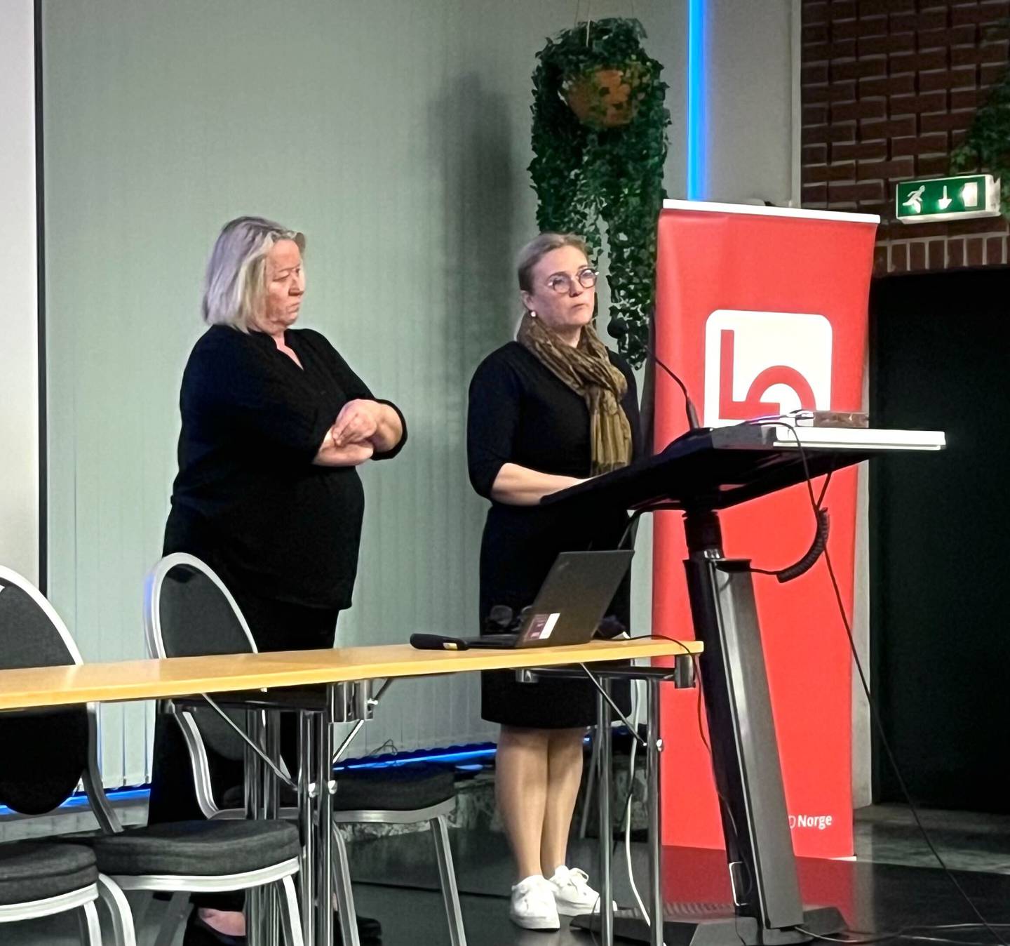 Eirin Sund fra LO Rogaland (til venstre) og Tone Grindland fra NHO Rogaland snakker om hvordan de som parter i arbeidslivet vil legge opp til sunne alkoholvaner på arbeidsplassene
