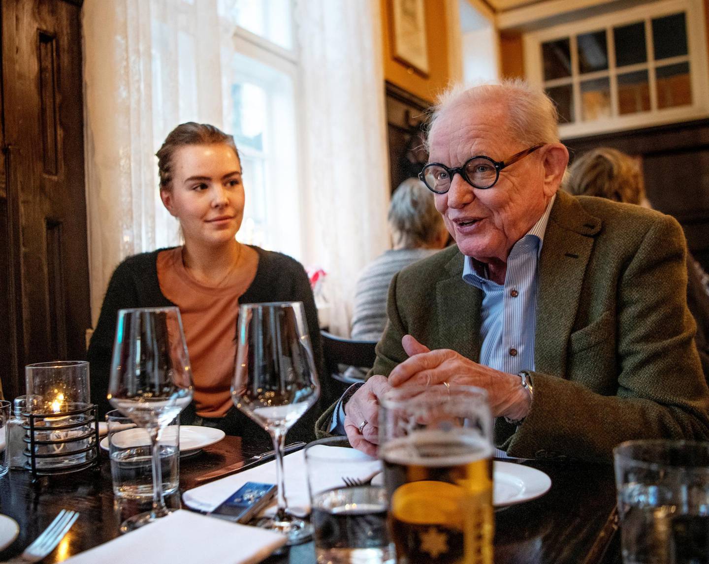 Bordets yngste og bordets eldste, Selma Moren og Arne Strand. Foto: Mimsy Møller