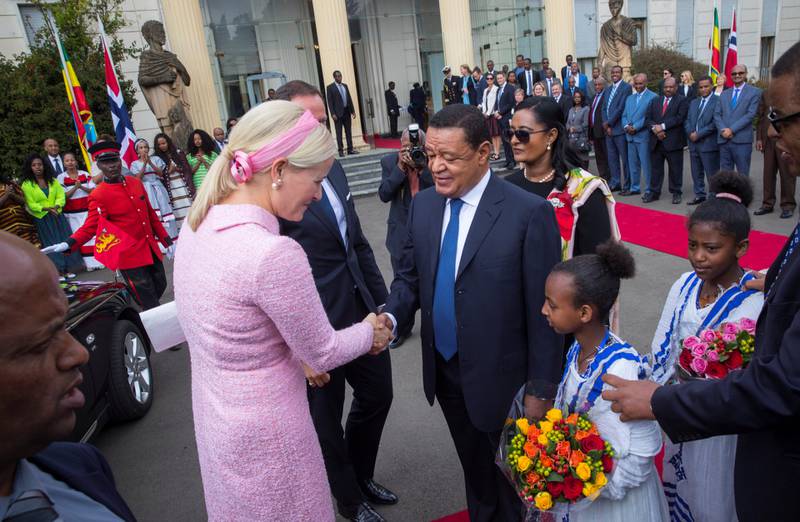 ADDIS ABEBA: Med kronprinsparet til stede signerte Yara en stor gruveavtale med Etiopia i november i fjor. Her     med president Mulatu Teshome utenfor palasset i Addis Abeba. Foto: Vidar Ruud/NTB scanpix