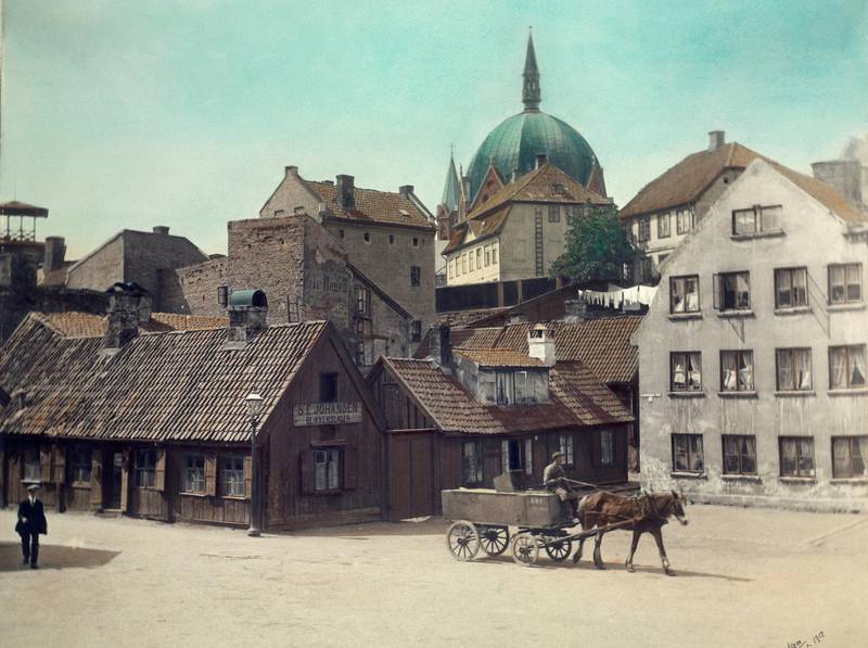 Skildringen av byens forsteder, som Hammersborg med trange gater og kneiper, gjør Rudolf Muus’ til et interessant bilde av Kristiania rundt 1900. Foto fra Akersgata og Hammersborg torg i 1914.