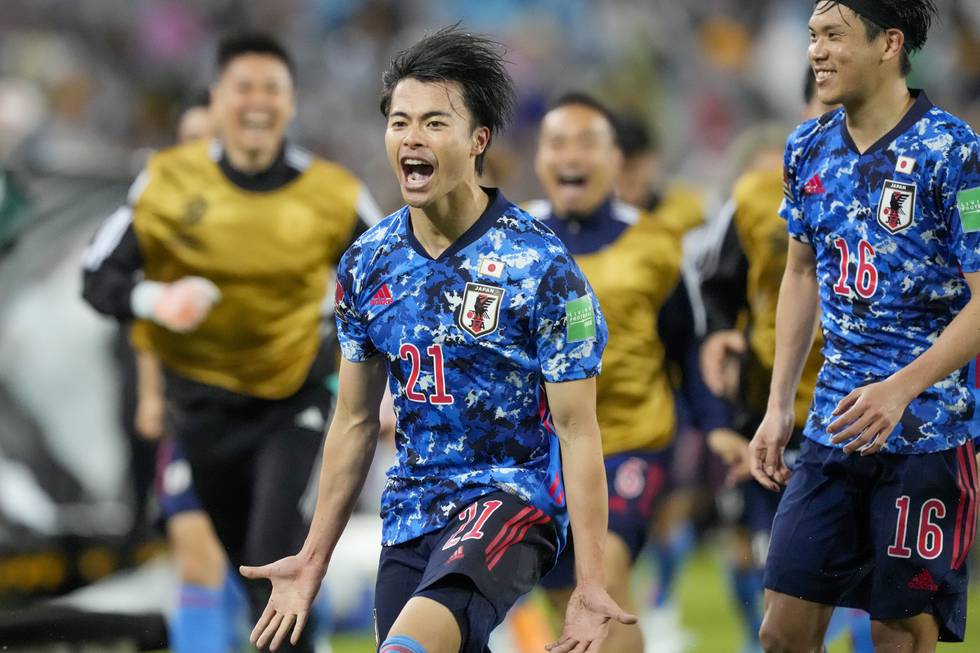 Kaoru Mitoma jublet vilt etter å ha sikret Japan VM-billett. Foto: Mark Baker / AP / NTB