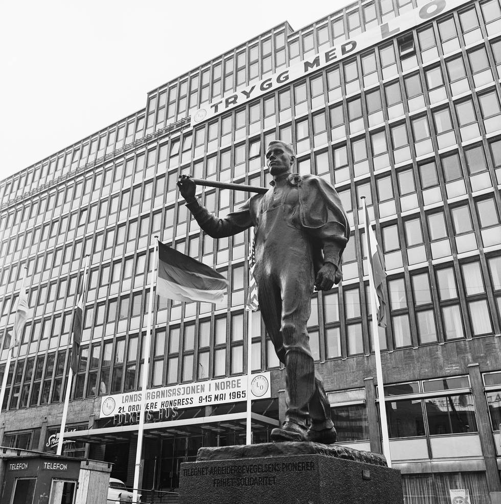 Pioneren med Folkets Hus i Youngs gate 11 i bakgrunnen 11. mai 1965.
