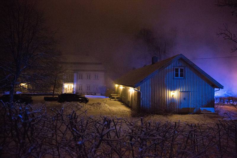 Nabo: Fredede Torderød gård er nærmeste nabo til bygget, men brannen spredte seg ikke hit.