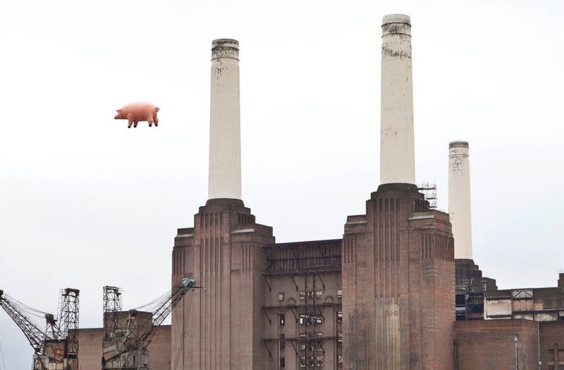 Grisen til Pink Floyd flyr fortsatt over Battersea Power Station ved spesielle anledninger, sist i 2011.