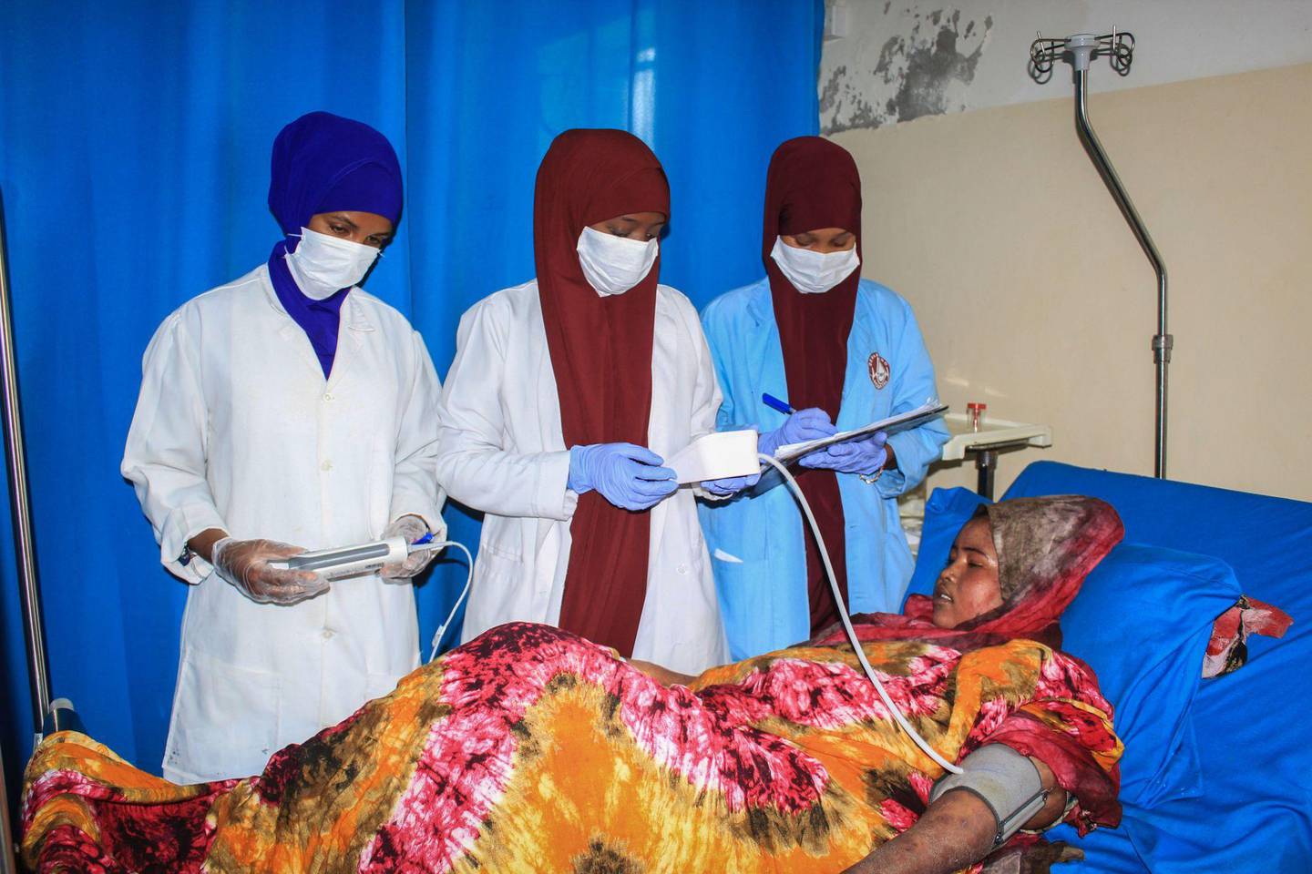 Nurses care for a patient who is recovered from the coronavirus (COVID-19) in the recovery ward at Martini hospital in Mogadishu, Somalia, on July 29, 2020. (Photo by STR / AFP)