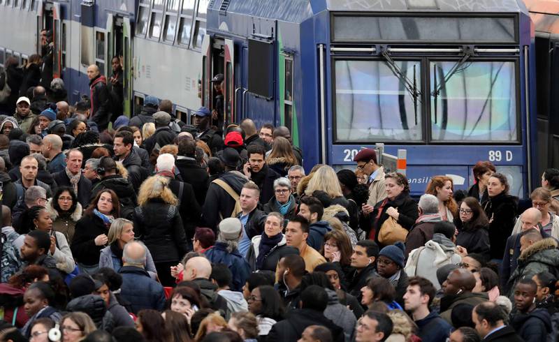Det var trangt om plassen for pendlere på en plattform på jernbanestasjonen i Lyon tirsdag, som var første dag i en togstreik som skal pågå på utvalgte dager i tre måneder.