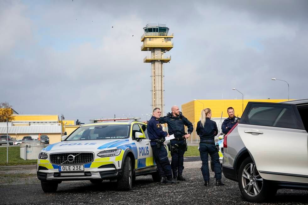 Politiet på plass på Malmö flyplass søndag, der en 57 år gammel kvinne er pågrepet etter en klimaaksjon. Foto: Johan Nilsson/TT / NTB