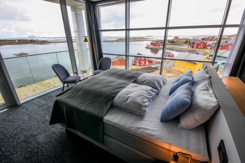 Det arkitekttegnede hotellet «Syn» på lundefugløya Lovund utenfor Helgelandskysten er, ja, rett og slett litt av et syn! FOTO: LOVUND HOTELL