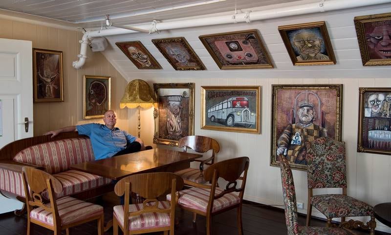 Christopher Nielsen i andre etasje, kalt «Daarekisten», med et omfattende utvalg av hans særpregede malerier.