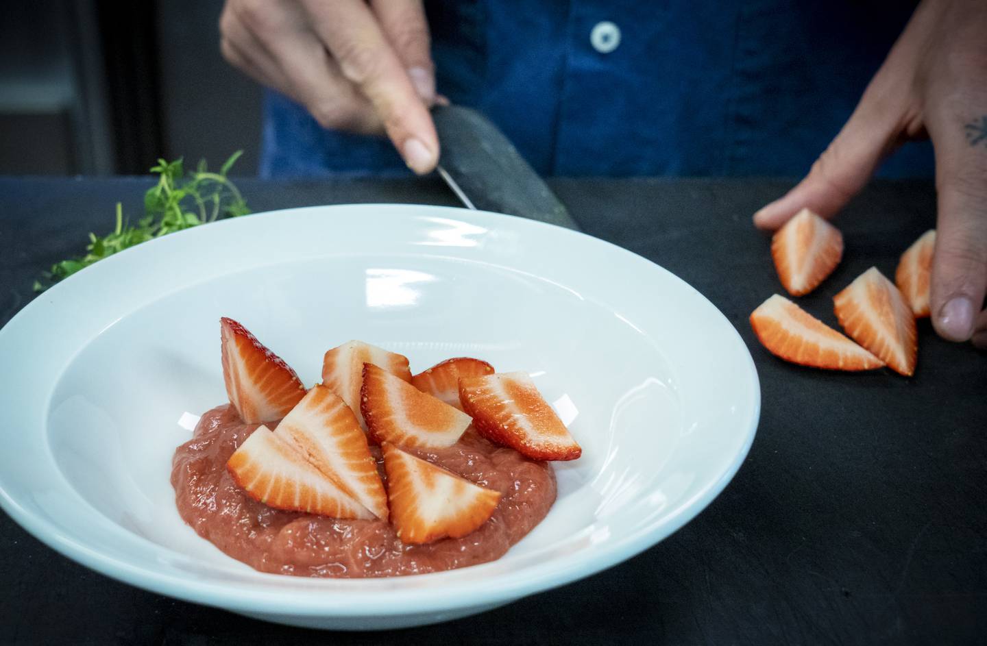 FRISKE OG FROSNE: Kompotten er laget med rabarbra og frosne jordbær, men friske bær tilsettes rett før servering. Foto: Ole Berg-Rusten / NTB
