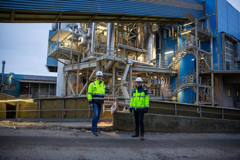 Erik Ølstad (til venstre), Rockwools fabrikksjef i Moss, og Hans Joachim Motzfeldt, samfunnskontakt i Rockwool, foran den nye, elektriske smelteovnen.