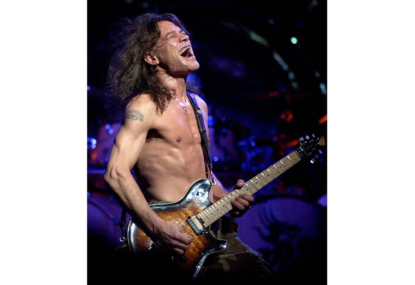Eddie Van Halen på scenen i 2004, i kjent, jublende gitarpositur. Foto: Tom Hood / AP / NTB