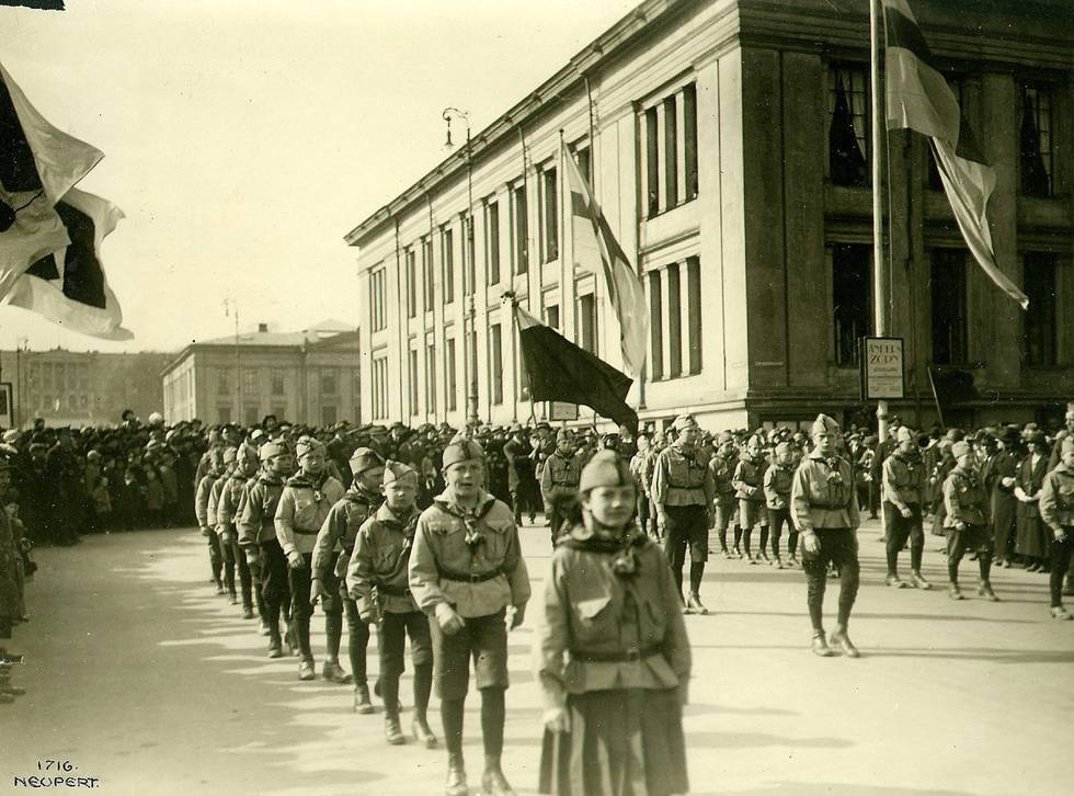 Karl Johans gate: Røde speidere marsjerer i Oslos paradegate 1. mai 1924.
