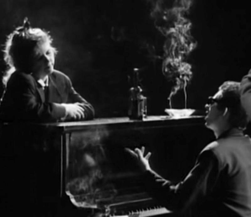 Kirsty MacColl og Shane MacGowan i et fredfullt øyeblikk i musikkvideoen til «Fairytale of New York», regissert av Peter Dougherty.