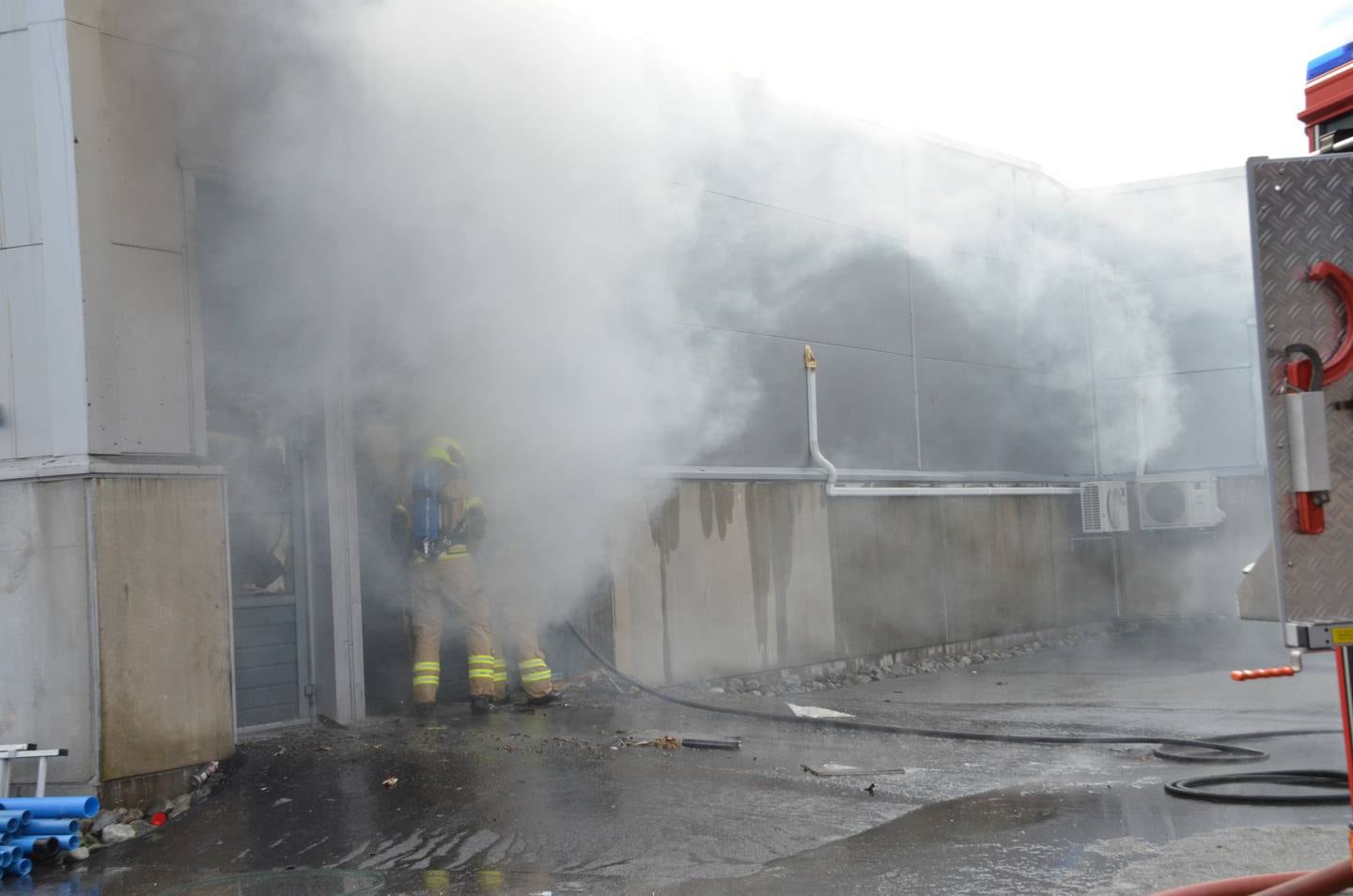 Ingen vet hvordan brannen oppsto, fordi det er lite brennbart materiale i verkstedet, opplyser politiet.