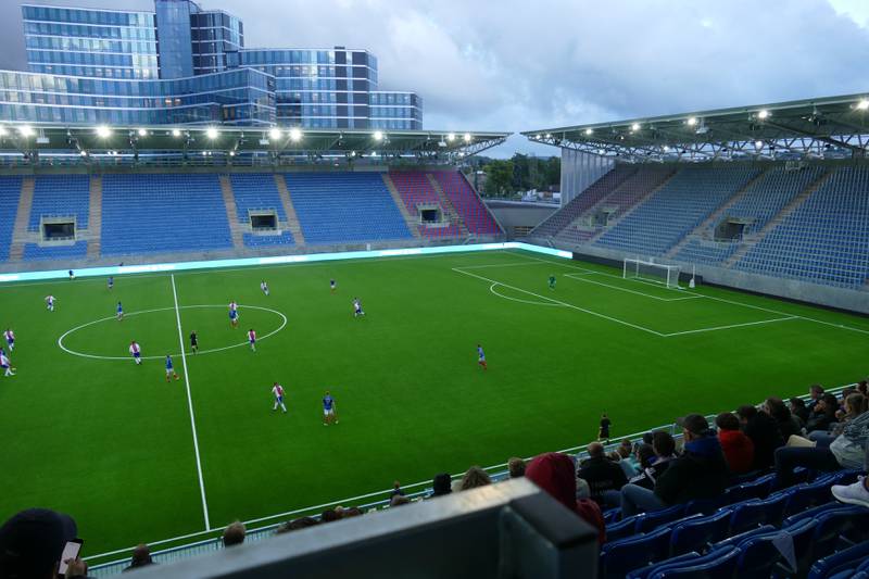 Slik ser Vålerenga stadion ut under 2. divisjonskamper. Men de som hadde møtt opp fikk plass på hovedtribunen.
