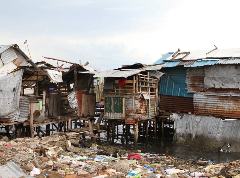 Det skal ikke lenger være lov å bo mindre enn 40 meter unna havet, men i slummen Seawall har de fattige bygget opp sine hus slik det var før tyfonen.