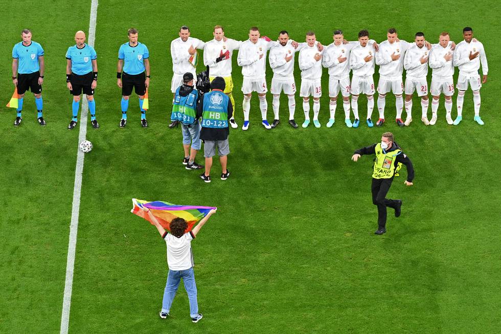 Så ble det regnbueflagg på Allianz Arena i München likevel onsdag kveld. Men vedkommende ble raskt fjernet. Foto:
