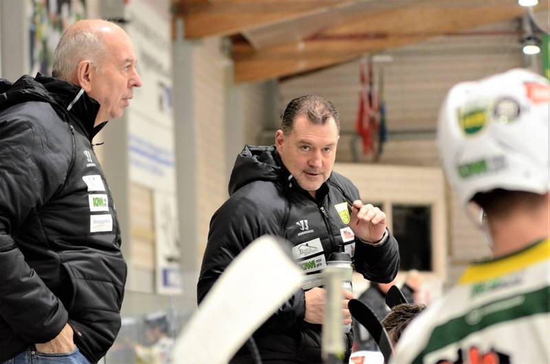 MS-trener David Livingston og assistenttrener Ove Sundelius (t.v.) var frustrerte etter kampslutt hjemme mot Lillehammer.