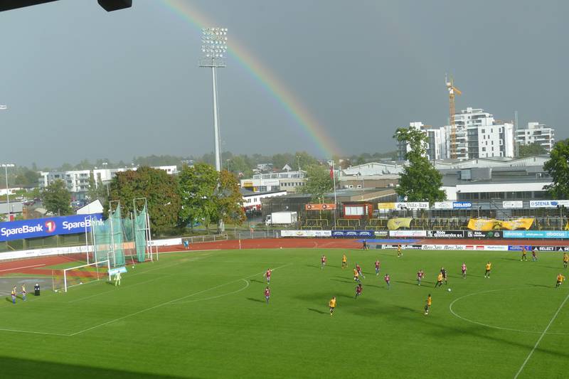 Regnbue over Melløs stadion etter pause.