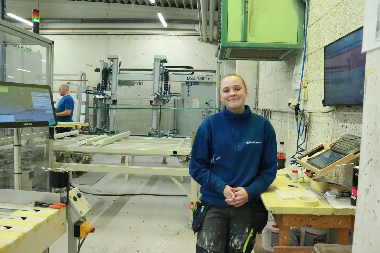 Silje Rinken-Ugstad ved arbeidsstasjonen sin. Hun har nå ansvar for å legge gummi på vinduslister, men i lærlingtiden har hun vært gjennom nesten hele produksjonslinja. Det innebærer også opplæring i mye teknologisk utstyr.