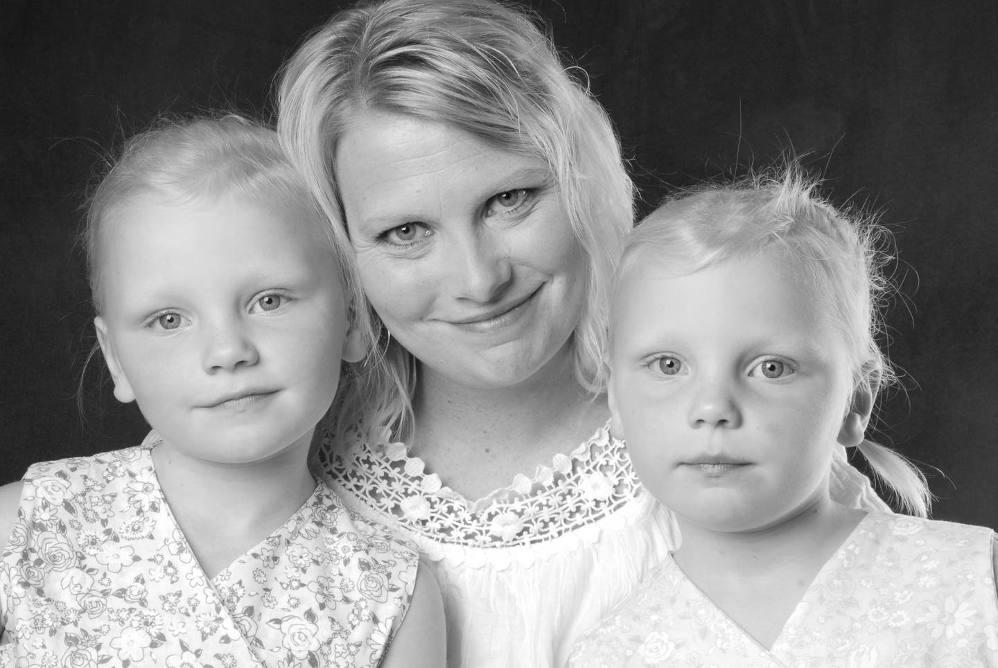 Sp-politiker Elin Tvete med tvillingdøtrene Celina (til venstre) og Martha for flere år siden. Bildet er publisert med tillatelse.