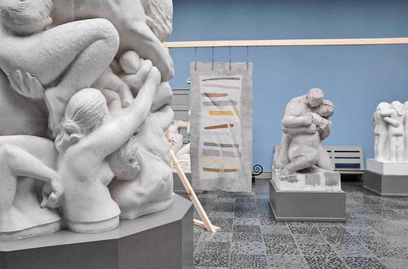 Ingrid Lønningdal og Steffen Håndlykken viser den gode samhandlingen mellom Vigeland-museet og Skulpturbiennalen. De har hengt sine betongskulpturer fra stativer som smyger seg mellom og over gipsfigurene i Monolittsalen. FOTO: ELIN-THERESE AARSETH