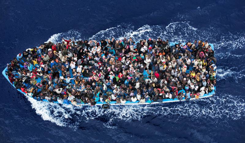 Disse menneskene ble reddet av en italiensk fregatt i 2014 nord for Libya. Etter at Mare Nostrum-operasjonen ble avsluttet reddes langt færre. FOTO: MASSIMO SESTINI/NTB SCANPIX