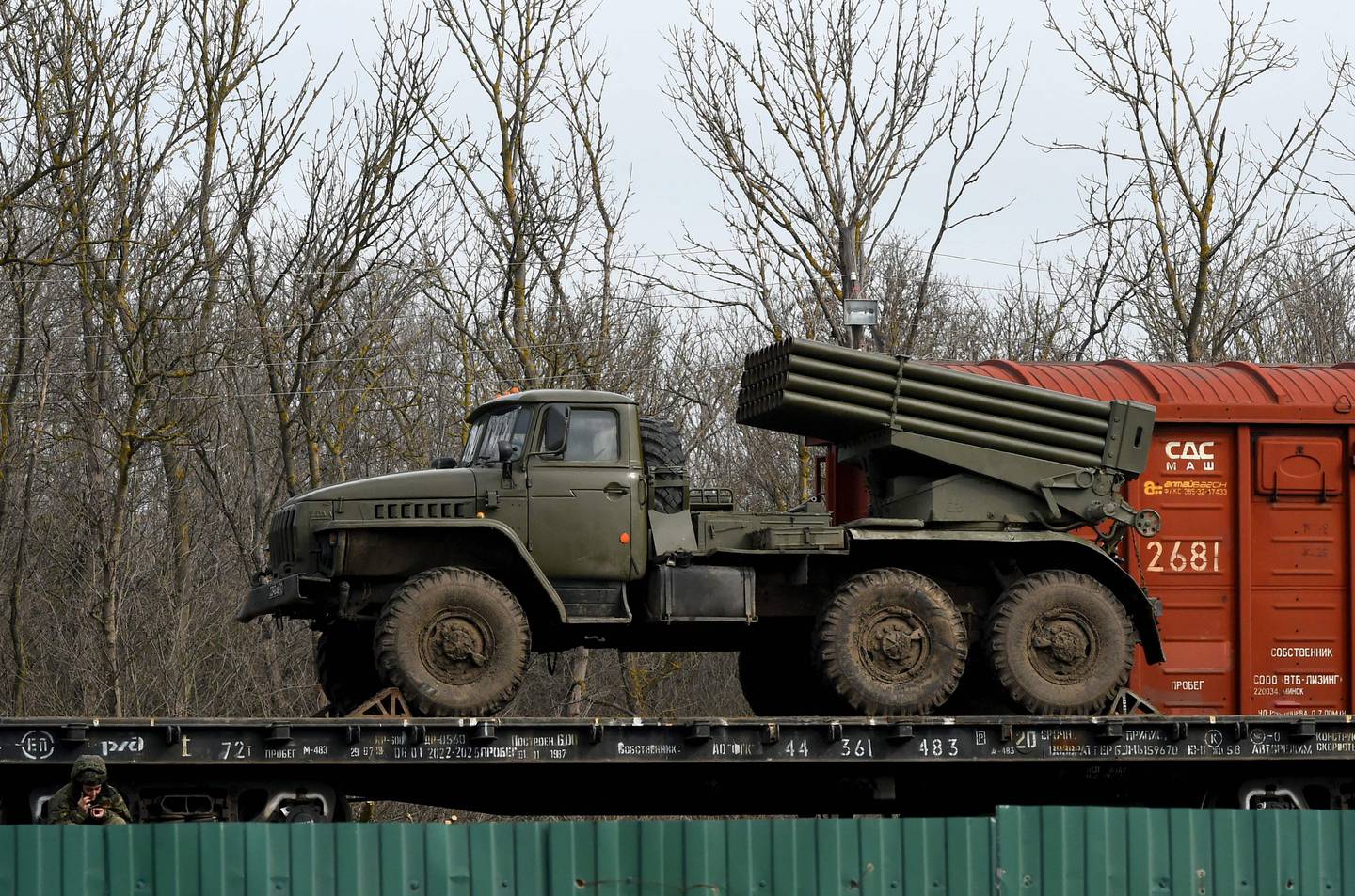Russland bruker jernbanen for å frakte materiell. Her lastes militærkjøretøy på tog i Rostov, sør i Russland, 23. februar.