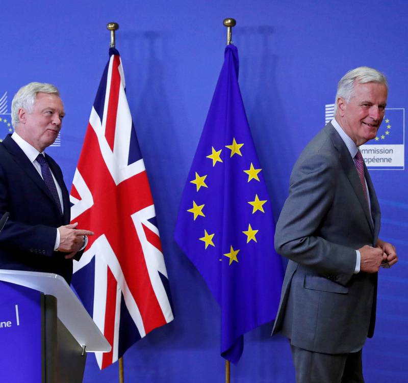 FORHANDLER: Brexit-minister David Davis (t.v.) møter EUs forhandler Michel Barnier (t.h.) denne uka. FOTO: NTB SCANPIX