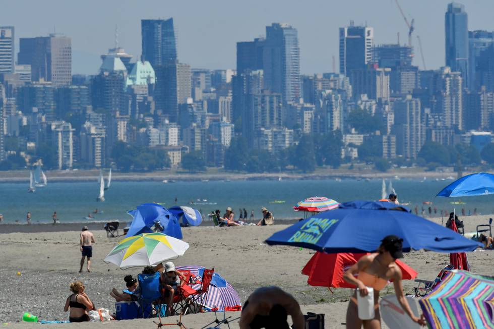 People head to the beach to cool off during the scorching weather of a heatwave in Vancouver, British Columbia, Canada June 27, 2021. REUTERS/Jennifer Gauthier