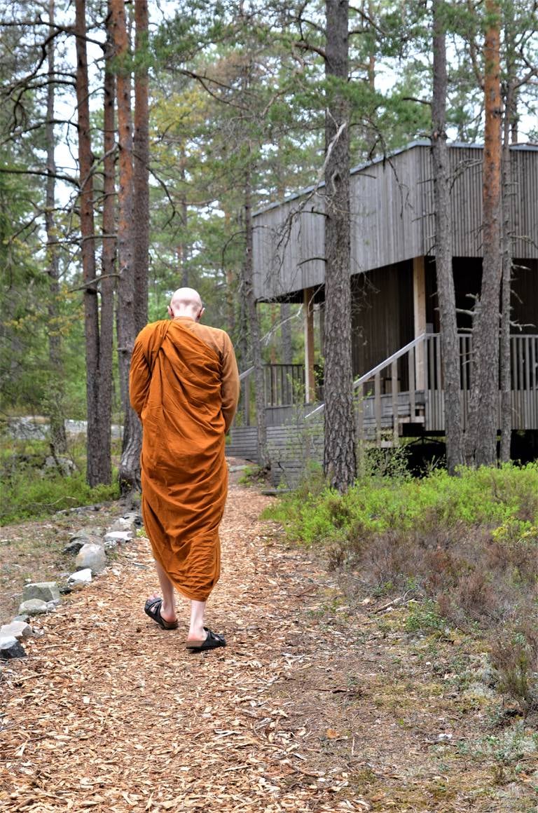 Ved Skiptvet skogskloster er det opparbeidet stier for meditasjon. Noen steder er det plassert hvite steiner som viser steder hvor du kan gjennomføre en gående meditasjon. Her er munken Titthanyano på vei til meditasjonshallen ved Lokuttara Vihara (Skiptvet buddhistkloster).