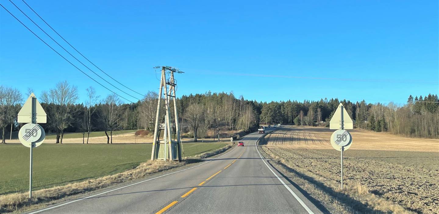 I 2015 ble fartsgrensa gjennom tunet til Heia gård satt ned til 50 kilometer i timen.