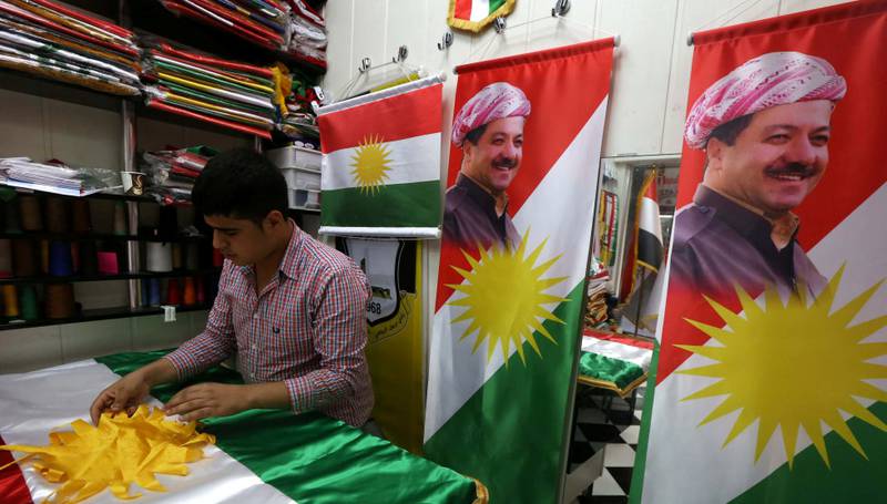 Kurderne i den nordlige provinsen i Irak har besluttet å holde folkeavstemning om å bryte ut av Irak, selv om mange er imot dette, blant annet regjeringen i Irak og Tyrkia. Denne mannen syr det irakiske kurdiske flagget med portrettet av president Massud Barzani.