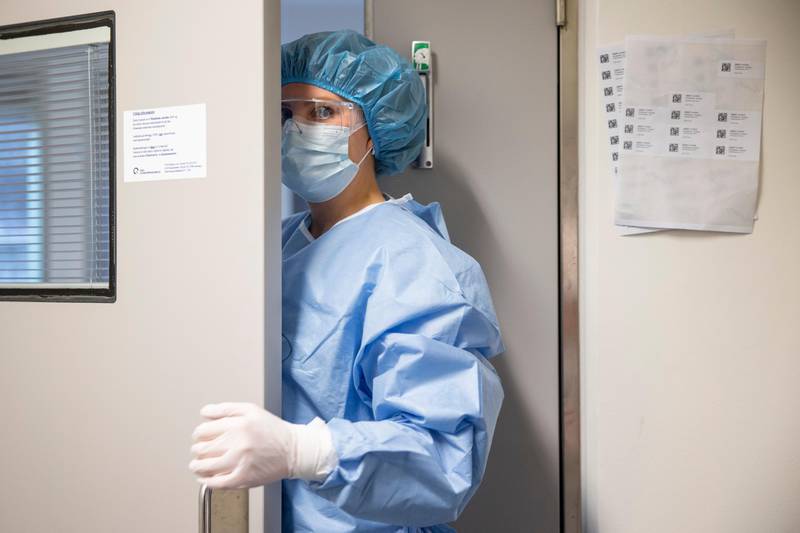 Oslo 20201127. 
Sykepleier Sigrid Seim på vei inn for å behandle Covid-19 syke pasienter på isolatsenteret på Ullevål sykehus.
Foto: Jil Yngland / NTB