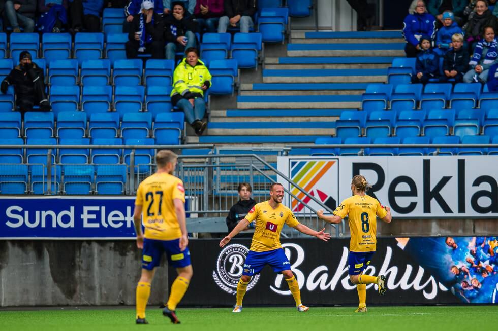 Felix Schröter (i midten) fikk drømmetreff og hamret inn 1-1 mellom Molde og Jerv søndag. Foto: Marius Simensen / NTB