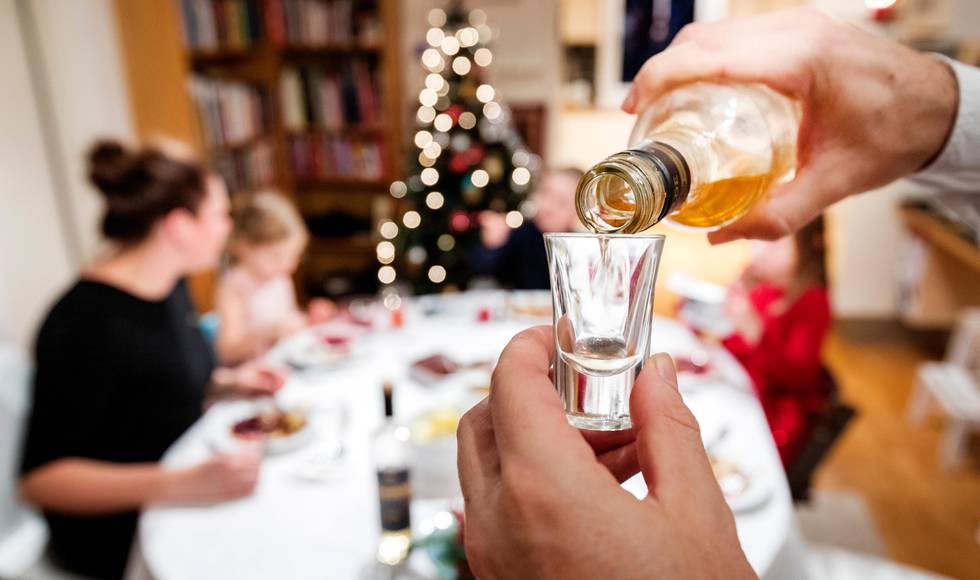Oslo  20181110.
Familie feirer jul. Mann drikker akevitt sammen med juleribba. Barn og voksne som spiser julemiddag sammen. Modellklarert.
Foto: Gorm Kallestad / NTB scanpix
