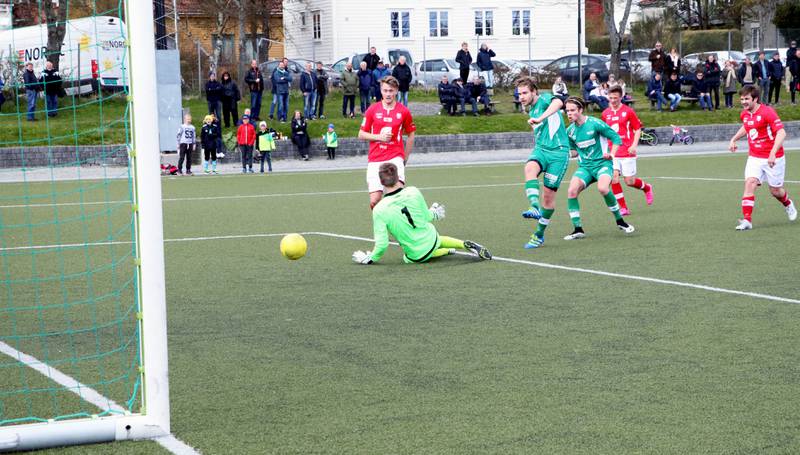 Brodd Per Kristian Nilsen dempet ballen på brystet på rundt 20 meter, før han tråklet seg gjennom Odda-forsvaret og her setter ballen inn til 2-0. Foto: Pål Karstensen.