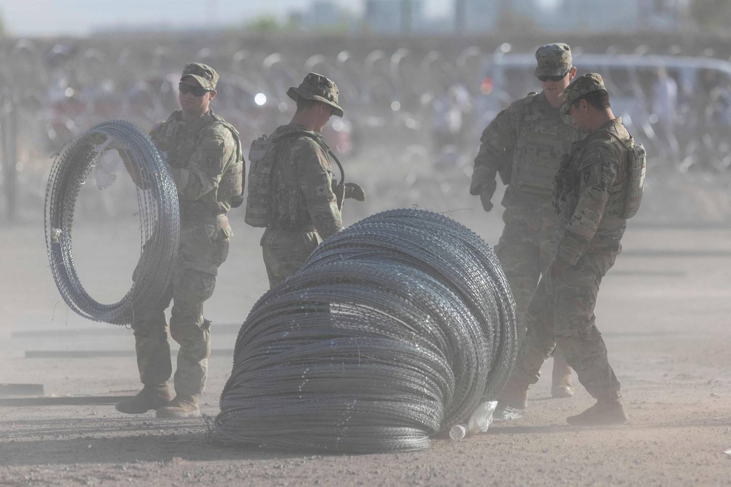 Medlemmer av nasjonalgarden forbereder piggtråd ved Rio Grande rett før Title 42-reglene ble avviklet.