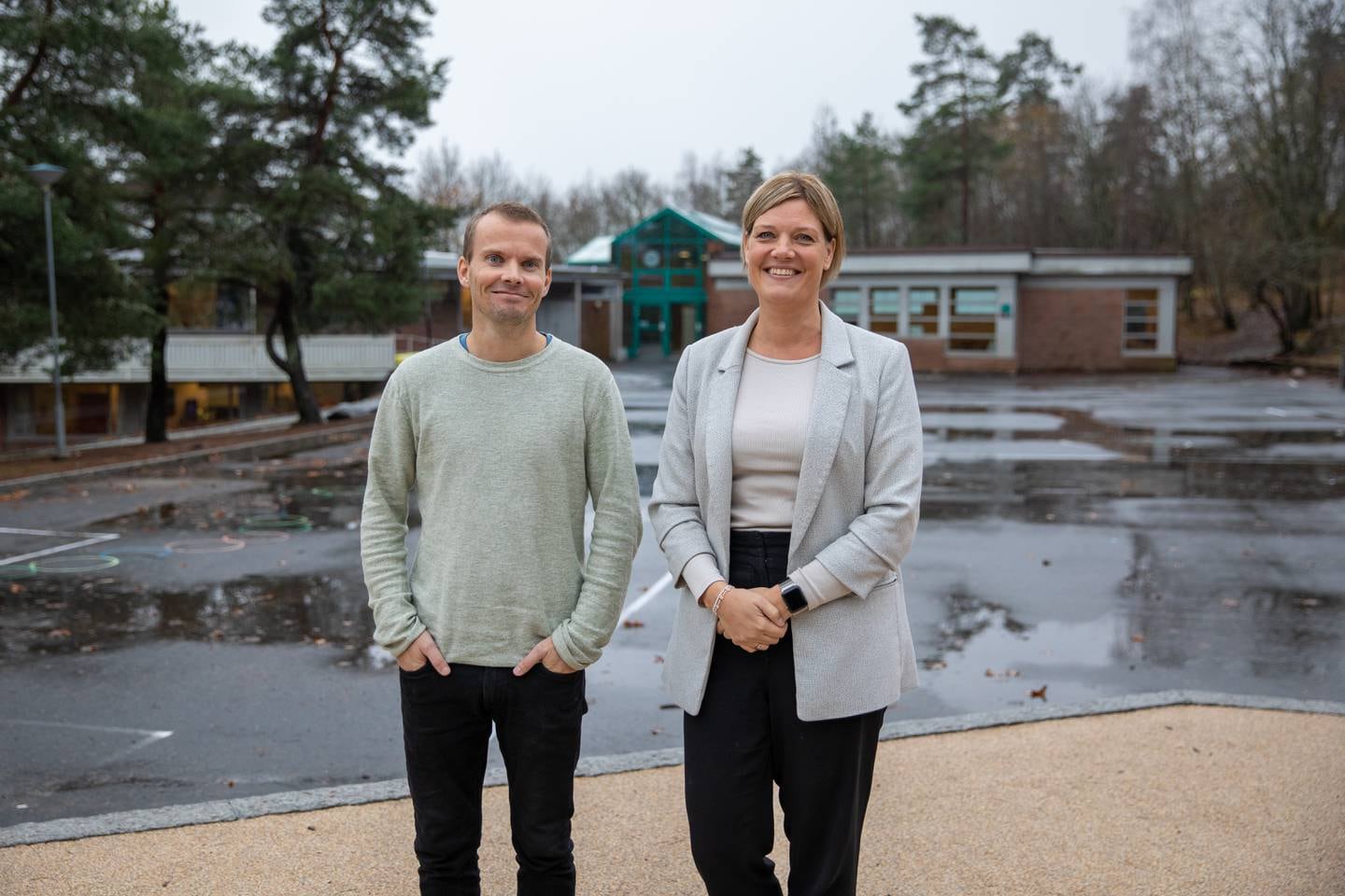 Ramberg skole i Moss har hatt leksefri skole siden 2018. Her ved konstituert rektor Sveinung Olavesen og Christine Larsen, avdelingsleder for 1. og 2. trinn.