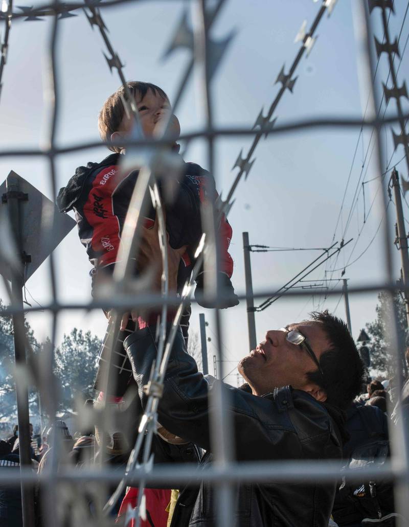 Makedonia: Det har oppstått krise langs den gresk-makedonske grensen etter at Makedonia bestemte å kun slippe irakere og syrere gjennom. Flere tusen migranter er nå strandet på grensen. FOTO: ROBERT ATANASOVSKI/NTB SCANPIX