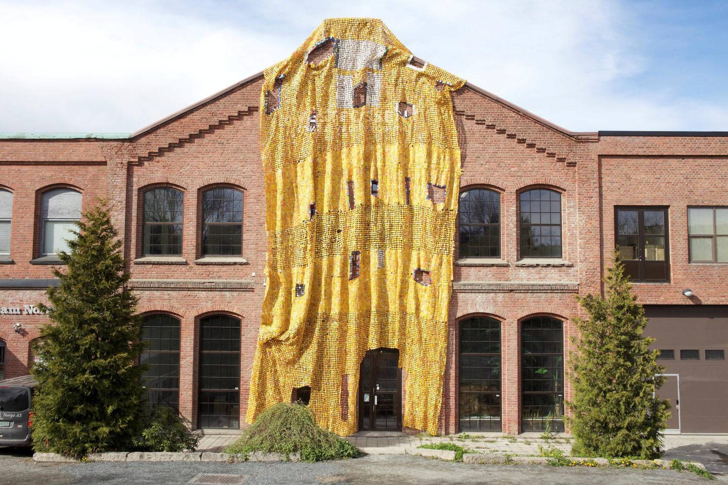 Serge Attukwei Clottey fra Ghana ha laget et verk laget av gule plastbrikker som dekker kunstlaboratoriets fasade.