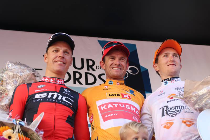 Seierspallen i Tour des Fjords 2016. Fra venstre: Michael Schär (BMC, andreplass), Alexander Kristoff (Katjusja, førsteplass) og Nick van der Lijke (Rompot, tredjeplass). Foto: Erik Sergio Auklend.
